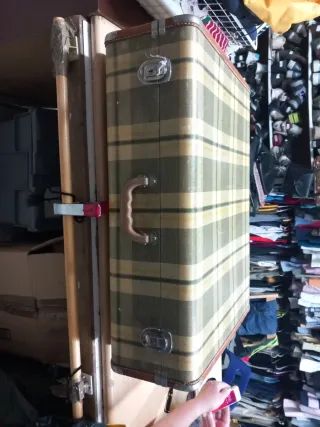 Maleta de viaje vintage a cuadros