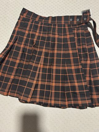 Falda corta de cuadros naranja y negro