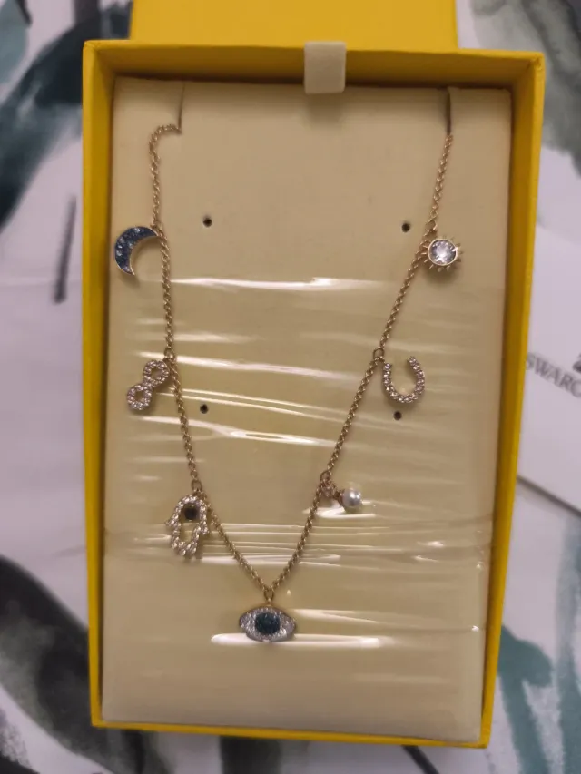 Collar "Swarovski" con amuletos A estrenar 