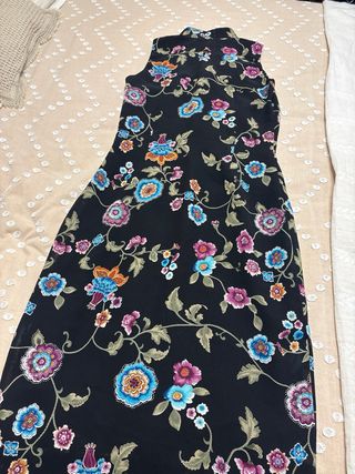 Vestido oriental negro estampado floral