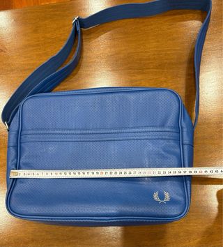 Borsa a tracolla Fred Perry azzurra.
Nuova