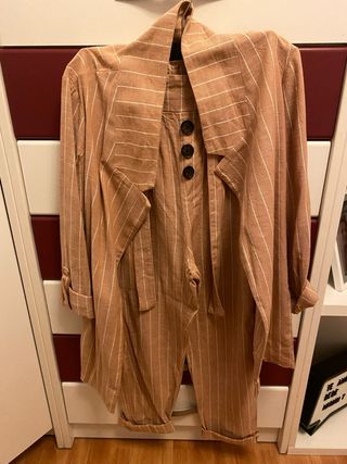 Traje de mujer rayas marrones y blancas