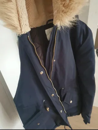 Parka azul marino con capucha y pelo
