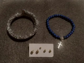 Pulseras y pendientes