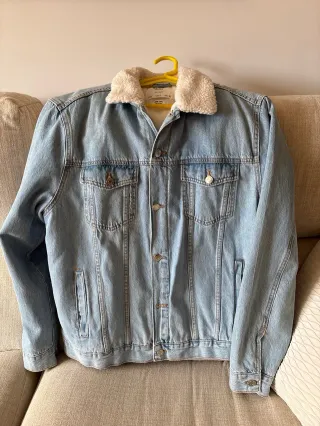 Cazadora vaquera Bershka forrada Talla L
