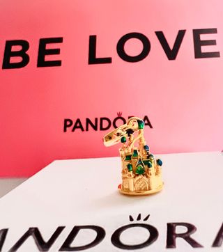 Pandora Charm Castillo Dorado con Cristales
