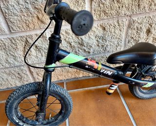 Bici de equilibrio con freno 12 pulgadas y casco
