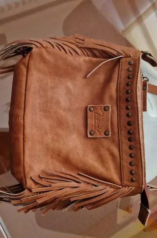 Bolso Micuir flecos y tachuelas color camel rosado