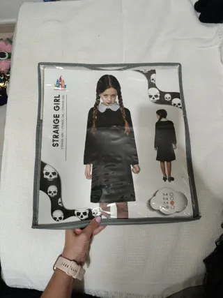 Disfraz Miércoles Halloween. Talla aproximada 9.