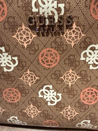 Bolso Guess Marrón con Logo Dorado