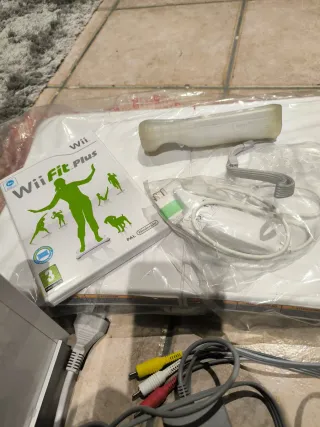 Nintendo Wii + Balance Board Fit Plus