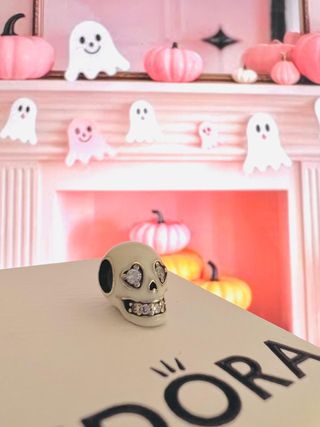 Pandora Calavera Plata y Blanco