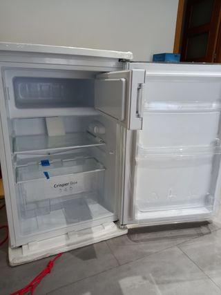 Nevera pequeña blanca
