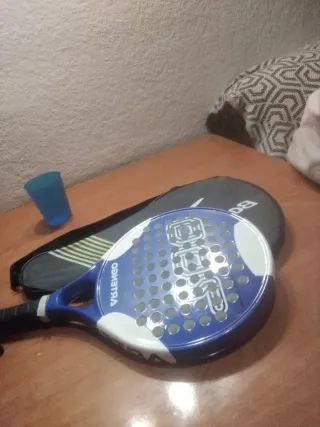 Pala de pádel Artengo azul y blanca