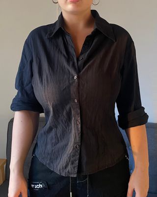 Camisa negra elegante de mujer