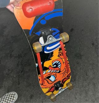 Skate con diseño de monstruo