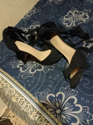 Tacones negros con tiras