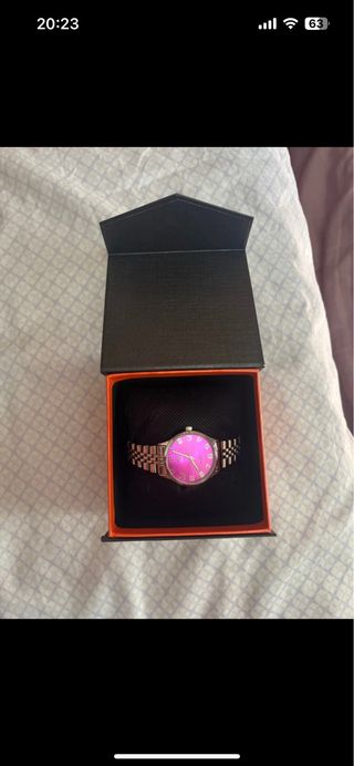 Reloj de pulsera rosa y plateado