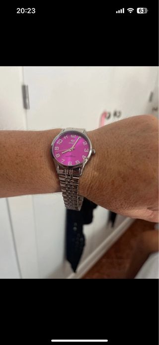 Reloj de pulsera rosa y plateado