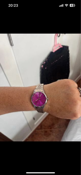 Reloj de pulsera rosa y plateado