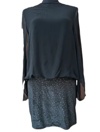 Vestido negro con mangas murciélago