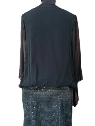 Vestido negro con mangas murciélago