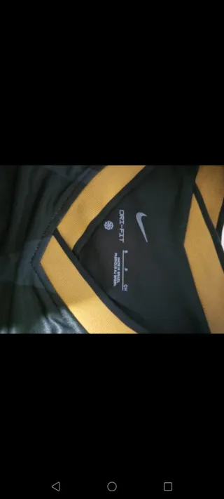 Camiseta Nike Negra y Dorada