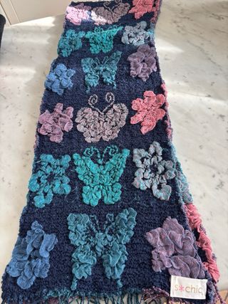 Sciarpa blu con fiori rosa e blu