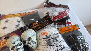 Halloween: Ragnatele + 2 Teschi in plastica