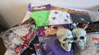 Halloween: Ragnatele + 2 Teschi in plastica