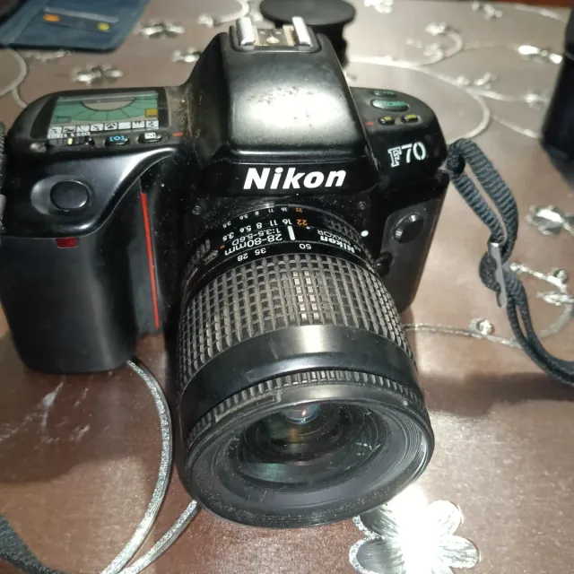 Macchina fotografica a rullino Nikon F70