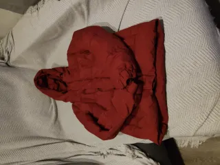 Chaqueta roja con capucha para chico