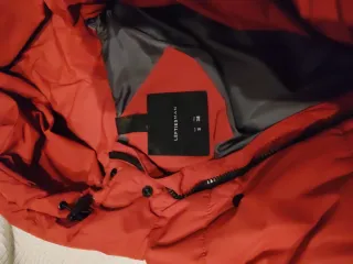 Chaqueta roja con capucha para chico