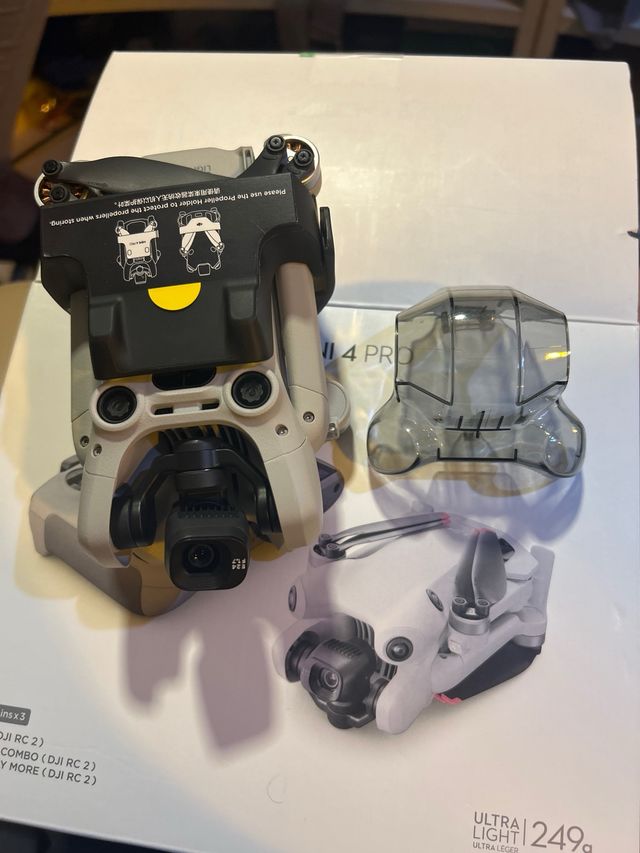 DJI Mini 4 Pro Fly More Combo (DJI RC 2)