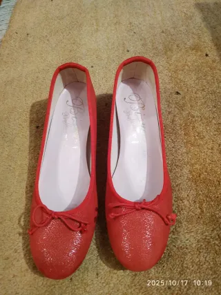 Bailarinas rojas con lazo