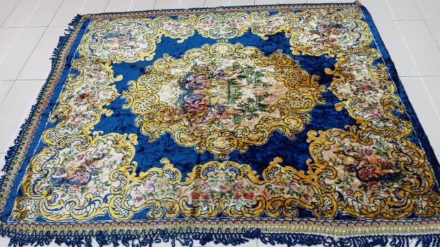 Alfombra azul y dorada de terciopelo