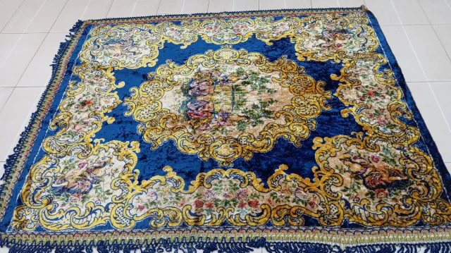 Alfombra azul y dorada de terciopelo