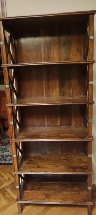 Librería colonial de madera