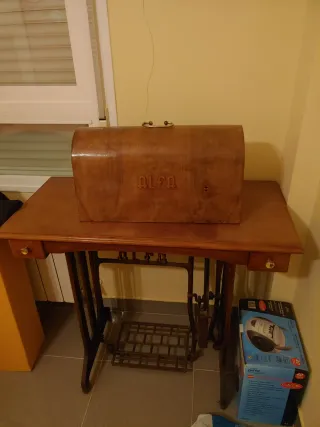 Máquina de coser Alfa antigua