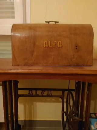 Máquina de coser Alfa antigua