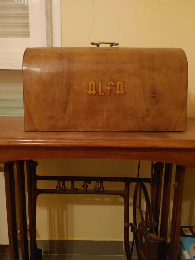 Máquina de coser Alfa antigua
