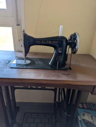 Máquina de coser Alfa antigua