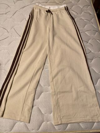 Pantalón chándal Zara beige con rayas marrones