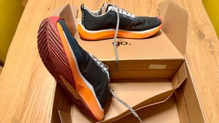Zapatillas Running 4T2 Negras y Naranjas