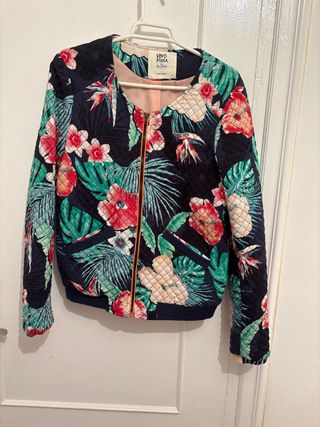 Cazadora bomber flores tropicales