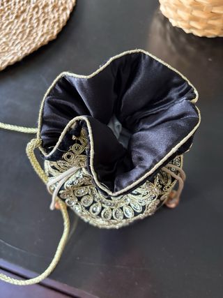 Bolso de fiesta negro bordado dorado
