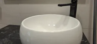 Encimera, lavabo de baño
El grifo separdo