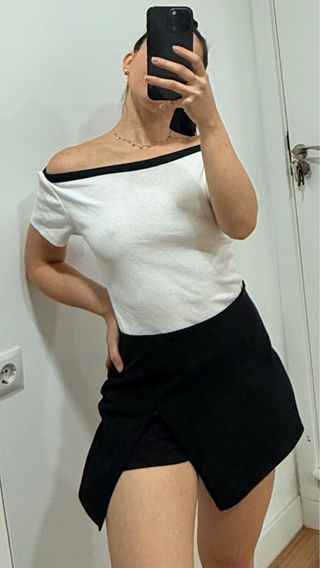 Blusa blanca y negra escotada