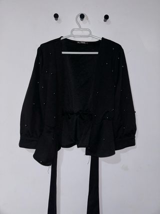 Blusa-sobrecamisa perlas negra nueva