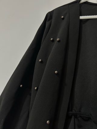 Blusa-sobrecamisa perlas negra nueva